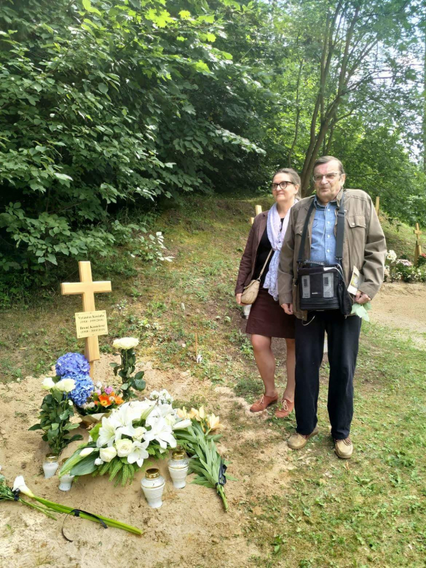  Prie Vytauto ir Bronės Kasiulių kapo liepos 9 d. Antakalnio kapinėse - sūnus Vytautas Kasiulis su žmona Nelly.