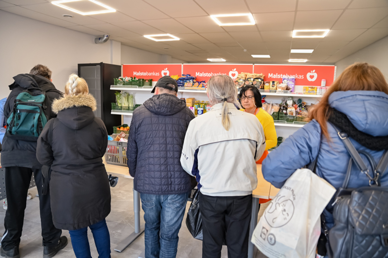 Paramos gavėjai Maisto banko atiduotuvėje renkasi maistą.<em>V. Matačiūnienės nuotr.</em>