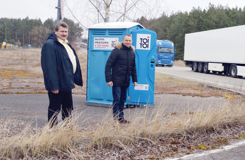 Daugelį nustebino P. Mazaliausko (kairėje, nuotr. iš redakcijos arcyvo), kuris su vicemeru A. Klėjumi rūpinosi ir švara pakelėse prieš mėnesį atidarius Lazdijų pasienio kontrolės punktą, sprendimas pasitraukti.     