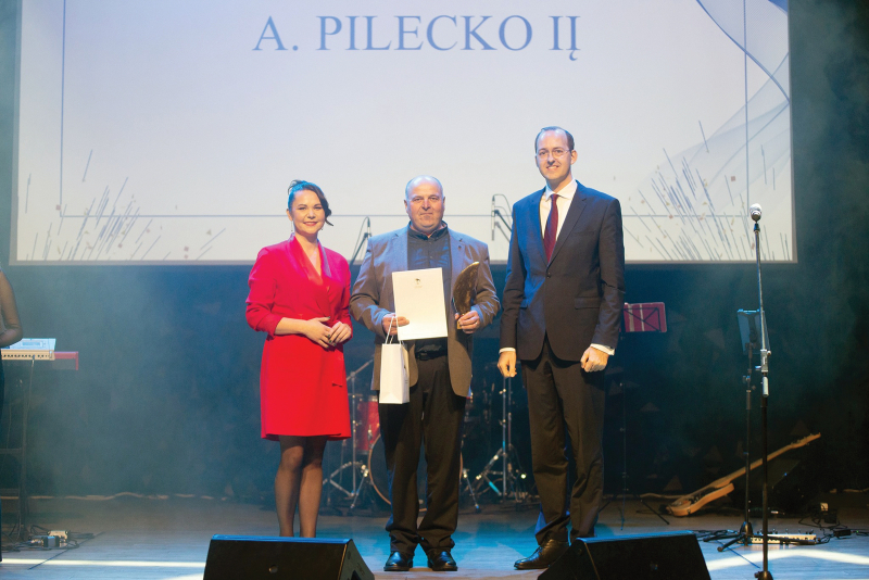 „Tvariausio verslo“ apdovanojimas A. Pileckui – iš susisiekimo ministro Mariaus Skuodžio rankų.  