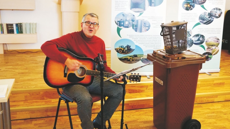 <strong>A. Reipas, pritardamas gitara, sudainavo ne vieną savo kūrybos dainą.</strong>