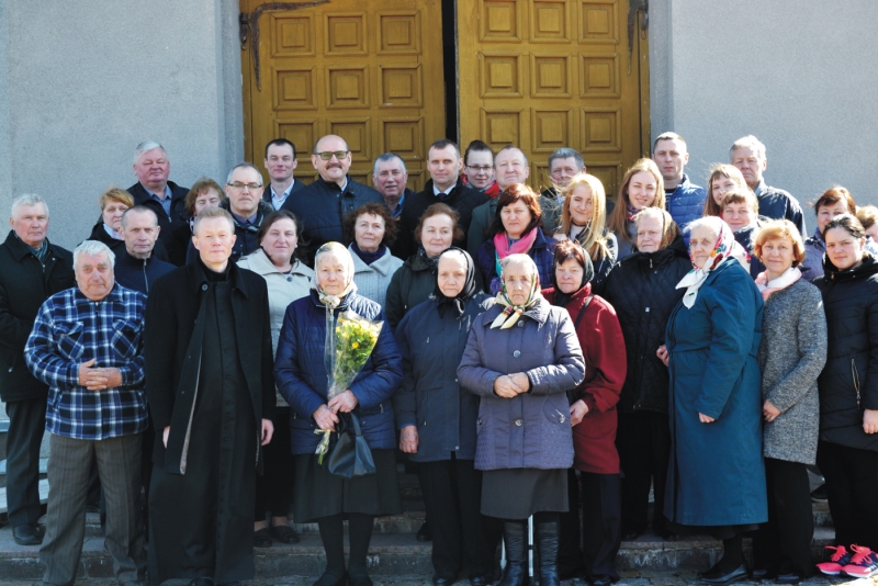 <strong>Kučiūnų parapijos klebonas Vytautas Sakavičius - po šv. Mišių su savo parapijiečiais bei svečiais.</strong>