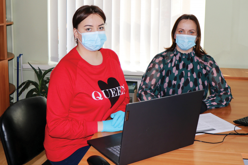Sigita Štreimikytė (kairėje) ir Rima Šukienė karantino dėl koronaviruso COVID-19 metu tapo vieninga komanda: darbus koordinuoja, pasiskirsto ir dėl problemų tariasi bet kuriuo paros metu.