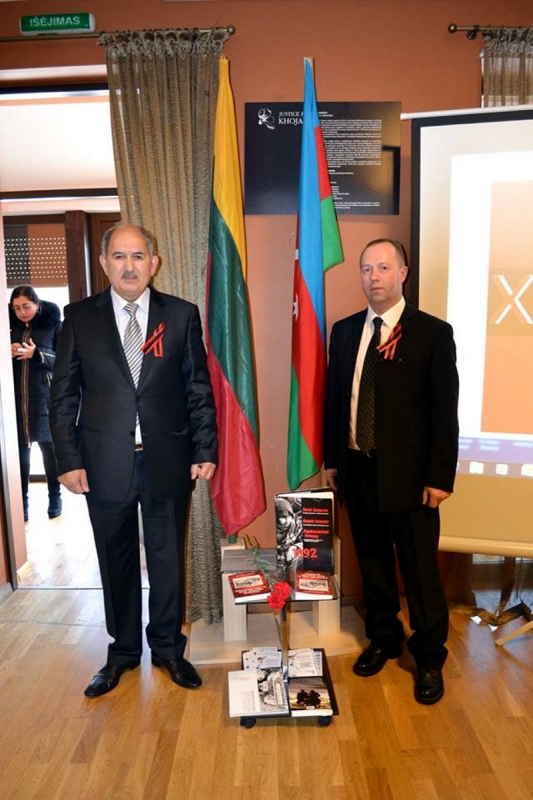 <strong>Su Klaipėdos krašto azerbaidžaniečių bendrijos pirmininku Aliaga Mamedovu.</strong>