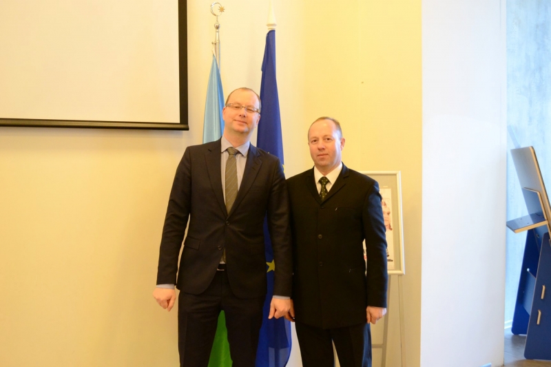 <strong>Su Lietuvos ambasados Latvijoje konsulu Tomu Grabausku dokumentinio filmo „Begalinis koridorius“ peržiūroje.</strong>