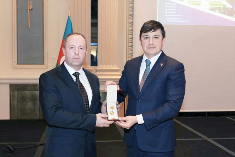 R. Lapaitis (kairėje) po apdovanojimas Vienoje su Azerbaidžano darbui su diaspora komiteto vadovu Fuadu Muradovu.