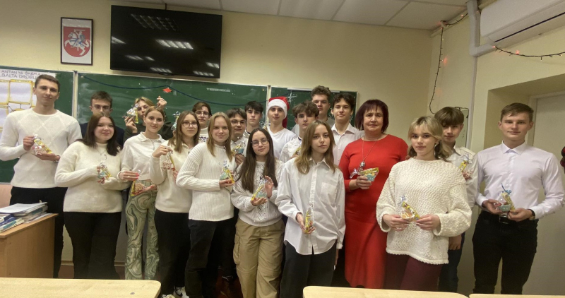Mokytoja S. Mazaliauskienė jau 12 metų su moksleiviais kalėdiniu laikotarpiu lanko senelius.