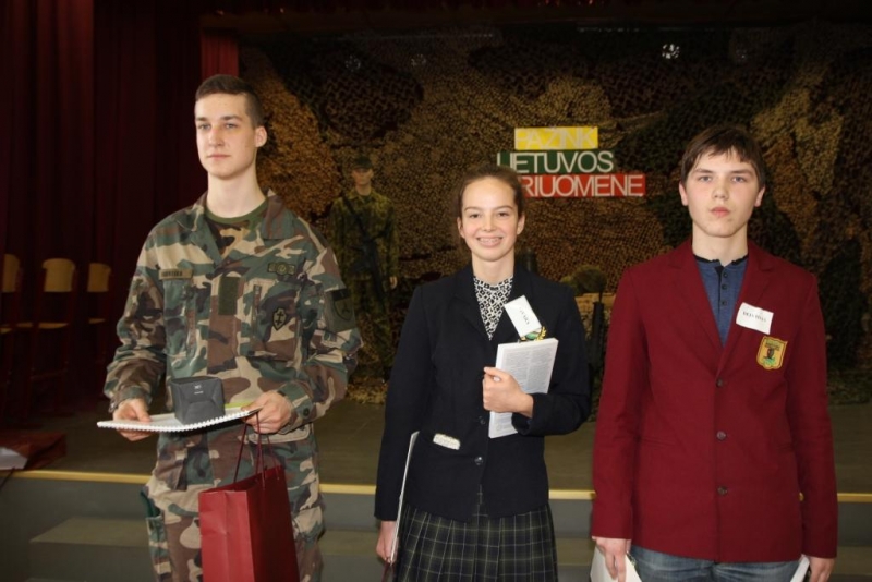 <strong>Viktorinos „Pažink Lietuvos kariuomenę“ nugalėtojai Matas Budreika (Lazdiju M.Gustaičio gimnazija), Aivara Šitkauskaitė (Kalvarijos gimnazija), Deividas Stankevičius (Kybartų K  Donelaičio gimnazija).</strong>