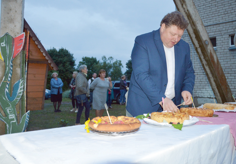 Obuolių pyragus Mikniškiuose vertino ir Vilkaviškio dekanato dekanas Virginijus Gražulevičius.