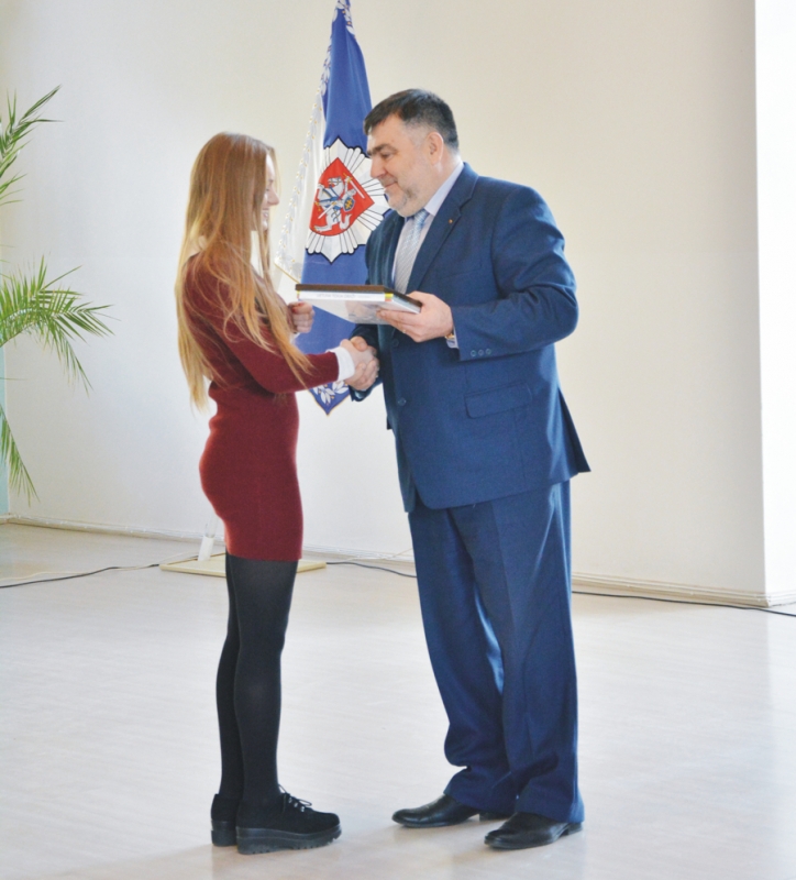 <strong>Meras A. Margelis įteikia M. Meilutei padėką per Angelų sargų dieną “Už nesavanaudišką pagalbą policijai ir teisėtvarkos stiprinimą rajono savivaldybėje”.</strong>