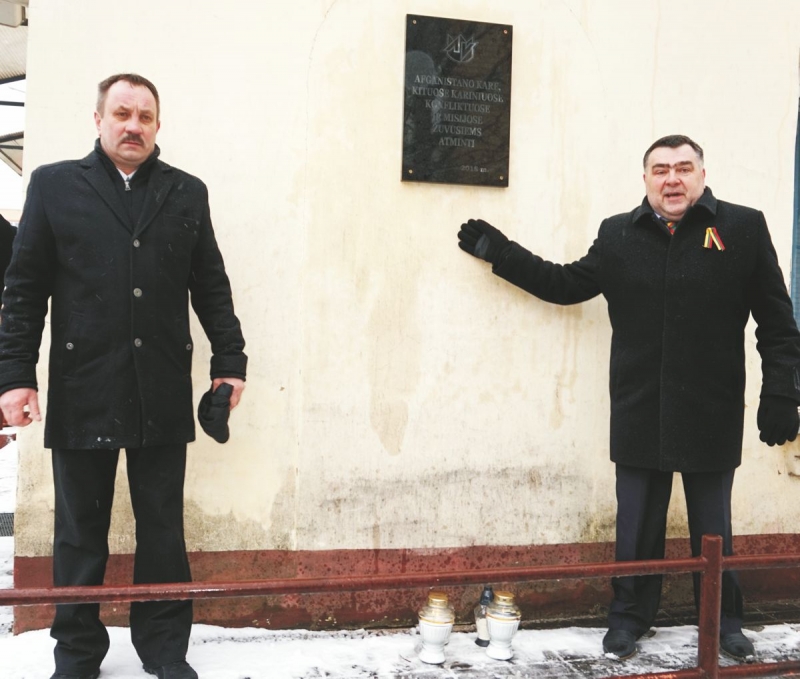 <strong>K. Savosta (kairėje) dėkojo rajono savivaldybei ir merui A. Margeliui už pagalbą atidengiant atminimo lentą.</strong>