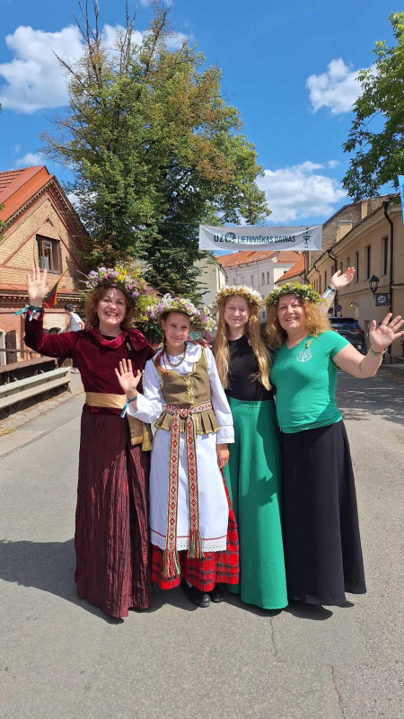 Sesės Dovilė (kairėje) ir Laura su dukromis Magde ir Milda.