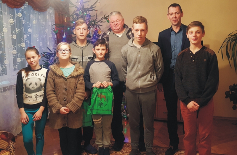 <strong>„Smagu, kad Staidarų bendruomenės pirmininkas B. Rūtelionis noriai bendrauja su mumis”, – sakė Lazdijų socialinės globos centro „Židinys“ direktorius E. Aleksonis (antras iš dešinės).</strong>