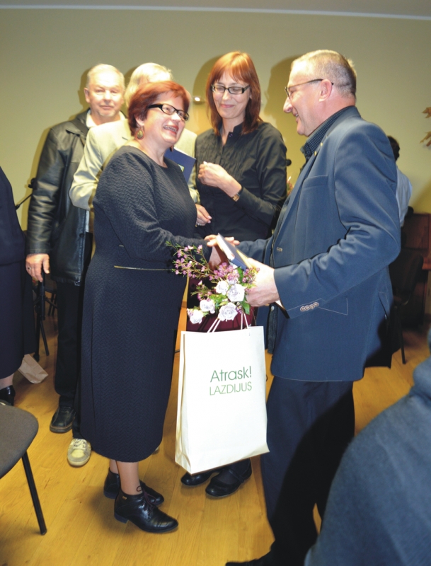 <strong>Pasveikinti poeto S. Birgelio atskubėjo ir Lazdijų viešosios bibliotekos bibliotekininkės.</strong>