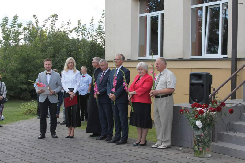 Paskutinė seniūnės Rugsėjo 1-osios šventė Šventežerio mokykloje. A. Burbienė – antra iš dešinės.
