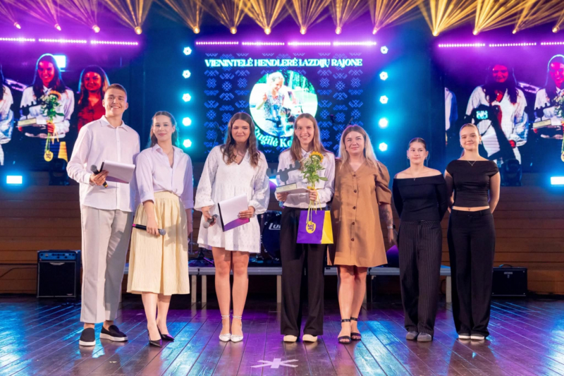 R. Kolkaitė (centre) buvo įvertinta ir per Pasienio fiestą. Lazdijų r. sav. nuotr.<br /> 