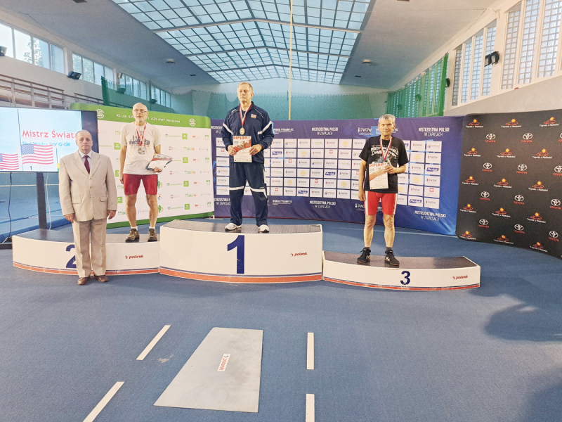 Varšuvoje vykusiame Pasaulio veteranų laisvųjų imtynių čempionate S. Šeduikis (dešinėje) iškovojo bronzos medalį.
