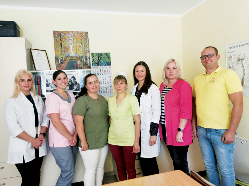 Šeimos klinikos „Gilona“ darbuotojų komanda. Pirmas iš dešinės – direktorius M. Valutkevičius, trečia iš dešinės – klinikos savininkė ir šeimos gydytoja E. Valutkevičienė.