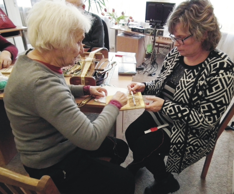 <strong>Jūratė Žukauskienė turi puikią mokytoją, audėją V. Vitkauskienę, tad austi juostas tikrai išmoks. Svarbiausia – noras ir kantrybė!</strong>