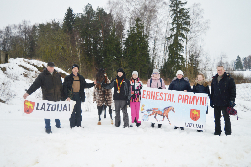 <strong>E. Juškauskas po sėkmingų startų su palaikymo komanda iš Lazdijų.</strong>