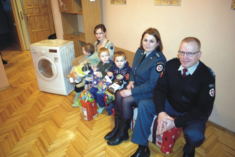 <strong>Rajono policijos komisariato viršininkas G. Krasnickas ir Veiklos skyriaus vyresnioji tyrėja (bendruomenės pareigūnė) R. Ribinskienė šeimai linkėjo laimės ir sveikatos.</strong>