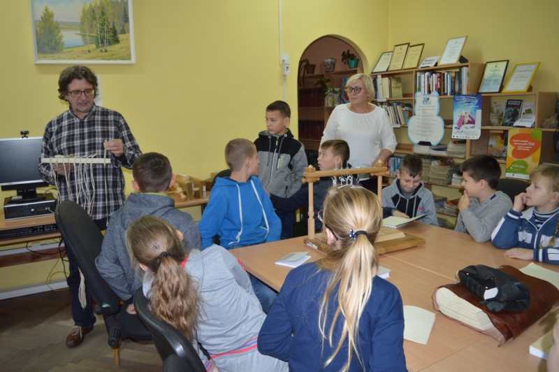 <strong>Vilniaus universiteto knygrišio-restauratoriaus R. Supranavičiaus ir Veisiejų bibliotekos vyresniosios bibliotekininkės L. Tumosienės pamokyti,  moksleiviai pasigamino po knygą.</strong>