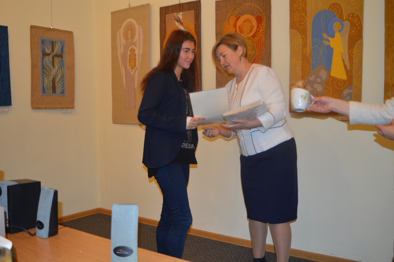 <strong>Moksleiviams padėkas įteikė Lazdijų krašto muziejaus direktorė Daina Pledienė.</strong>