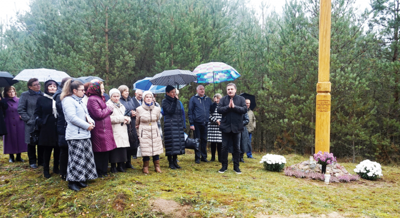 <strong>Kryžiaus pagaminimą finansavęs N. Grušauskas (dešinėje) išsakė daug šiltų žodžių kraštiečiams.</strong>