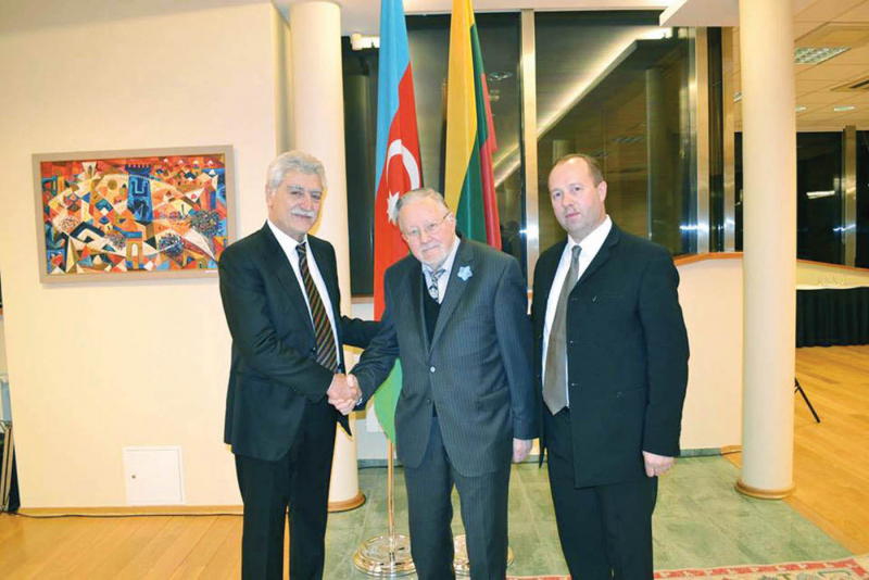 <strong>R. Lapaitis (dešinėje) su Azerbaidžano ambasadoriumi Lietuvai T. Garajevu ir profesoriumi V. Landsbergiu.</strong>