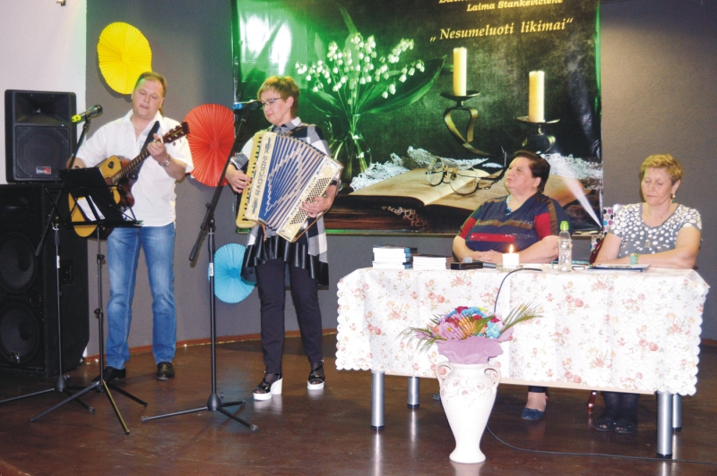 <strong>Saugoti savo kryželį Laimužei (antra iš dešinės) linkėjo ir jos draugai muzikantai E. Malinauskienė ir A. Talandis.</strong>