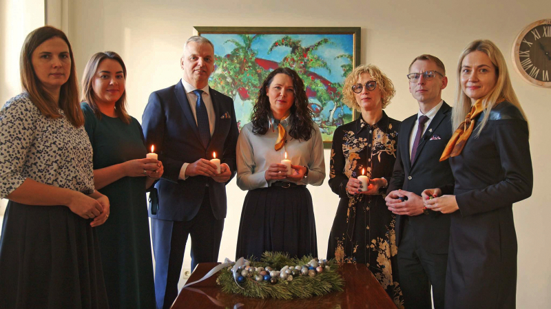 Lazdijų rajono savivaldybės darbuotojai – merės Ausmos Miškinienės komanda, su kuria tariamasi priimant svarbius rajonui sprendimus. Iš kairės: administratorė Jolita Valentukonienė, merės patarėja Sigita Lenauskienė, vicemeras Dalius Mockevičius, merė Ausma Miškinienė, savivaldybės administracijos direktorė Šarūnė Dumbliauskienė, administracijos patarėjas Tomas Savukas, rajono savivaldybės tarybos sekretorė Kristina Budginė.