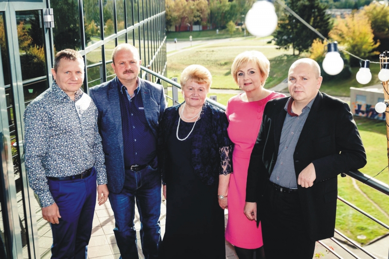 <strong>P. Dapkevičienė ir trys jos sūnūs bei dukra.</strong>