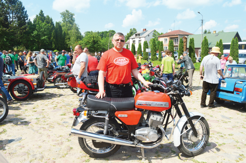 <strong>Šventežerio parapijos klebonas E. Juravičius atvyko su savo senutėlaite JAWA. </strong>