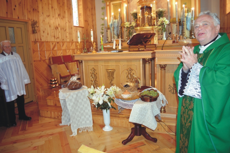 <strong>Kapčiamiesčio parapijos klebonas J. Alesius linkėjo Onoms būti dosnioms.</strong>