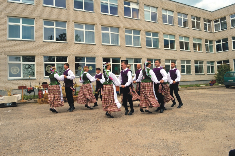 <strong>Ir skambėjo dainos, ir sukosi poros.</strong>