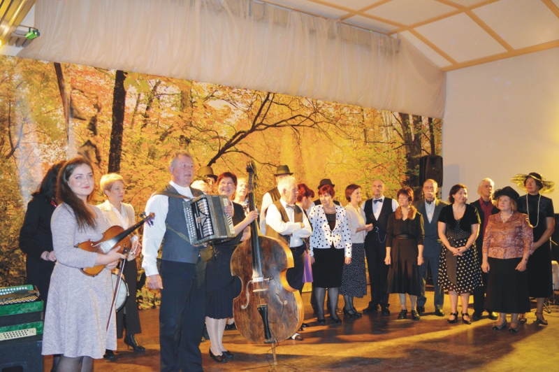 <strong>Marijampolės folkloro ansamblis „Žibinyčia“ dovanojo gražiausias savo programų dainas ir šokius krosniečiams.</strong>
