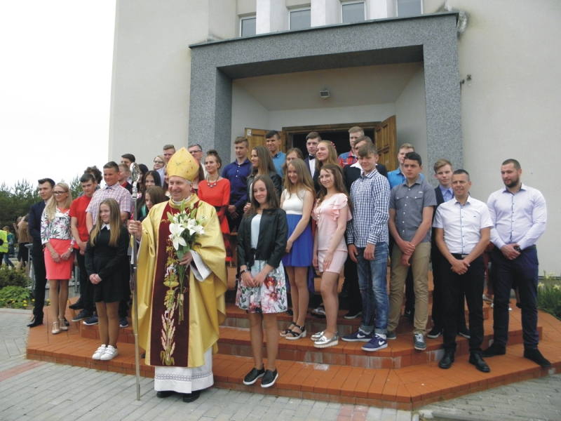 <strong>Su vyskupu – prie Kryžių šventovės.</strong>