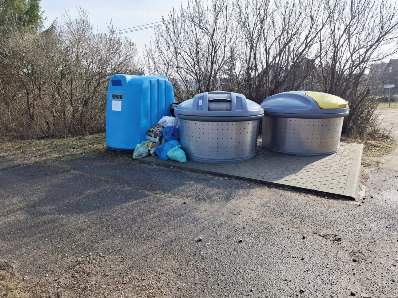 Šiukšlių maišų bei statybinių atliekų vaizdas prie konteinerių, esančių šalia sodų bendrijos „Baltajis“, pasitinka keliaujančiuosius į Lenkiją. Daugumą atliekų, kaip teigia čia nuolat gyvenantieji, palieka pirkėjai, vežantys prekes iš „Biedronkos“ ir kitų prekybos centrų.