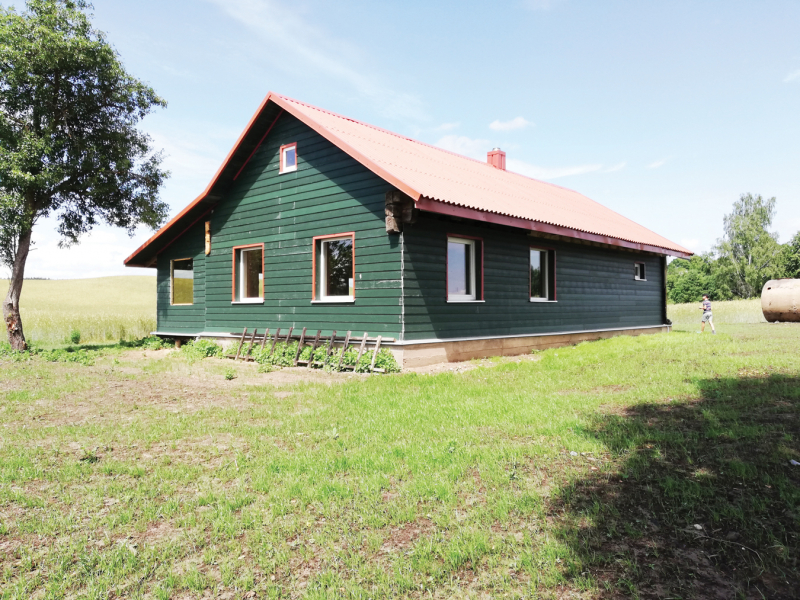 <strong>„Pasiūlymų buvo nemažai, tačiau pasirinkome Mikyčiuose esančią sodybą, nes ji yra patogioje vietoje – mūsų medžiojamų plotų centre“, – pasakojo „Kibirkšties“ būrelio pirmininkas V. Maknickas.</strong>