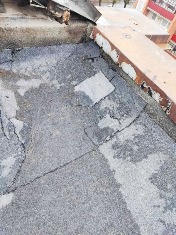 Daugiabučio gyventojai susivienijo dėl prakiurusio stogo.
