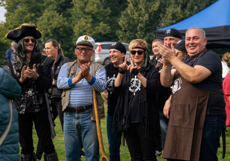 Jau 11 kartą Žuvienės virimo čempionate Rusnėje dalyvavusi legendinė „Dzūkų jūros piratų“ komanda ir šįsyk negrįžo be laurų.