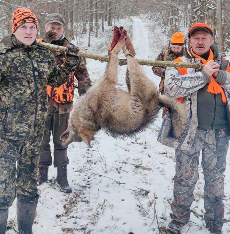 V. Maknickas (dešinėje) sakė, kad Trako miške medžiojo po vietinių gyventojų pasakojimų apie siaučiančią vilkų gaują. Vėl taiklus buvo L. Valukonis (kairėje).     